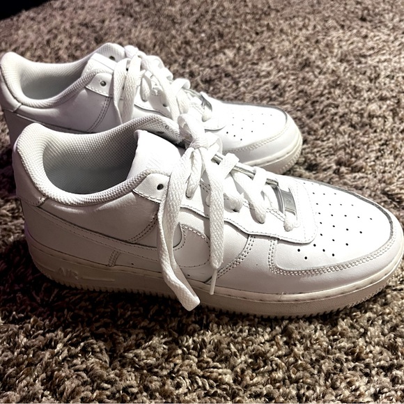 White Nike Air Force 1’s - Picture 1 of 4